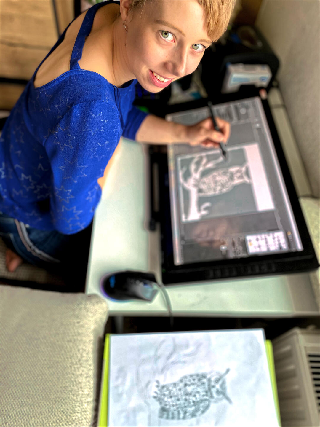 On this image, observe Susi, co-owner of Pantercats, transferring a sketch to the computer with the aid of a graphics monitor. This marks the beginning of our jewelry creation process, resulting in remarkable 925 silver pieces, including necklaces, earrings, chains, bracelets, and more, once the 3D design is complete.