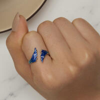 Ring mit blauen Flügeln